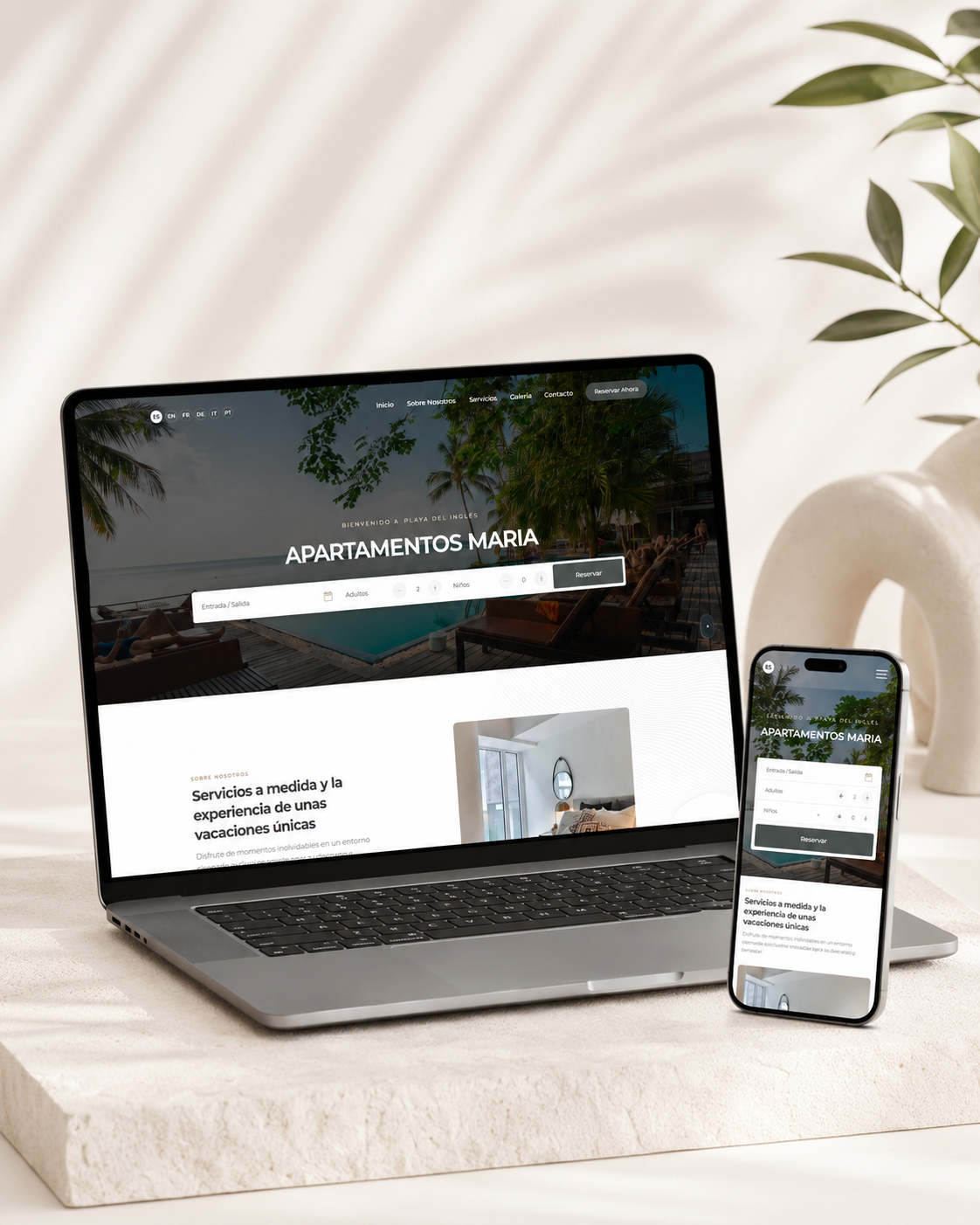Vista previa de una web de alojamiento en ordenador y móvil